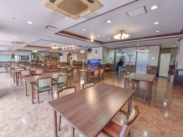 広々とした明るい食堂