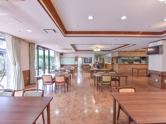  明るいダイニングスペース  