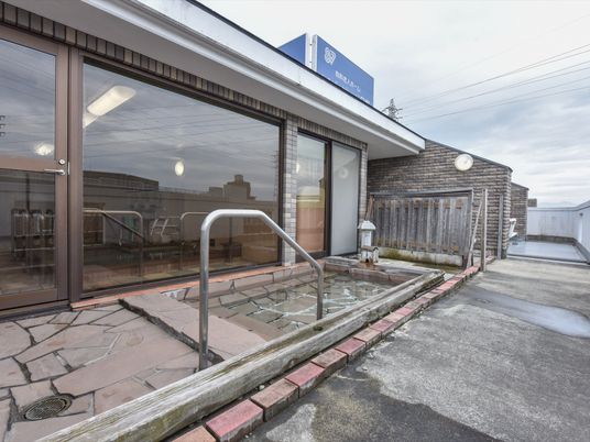  屋外のケアセンターエントランス  