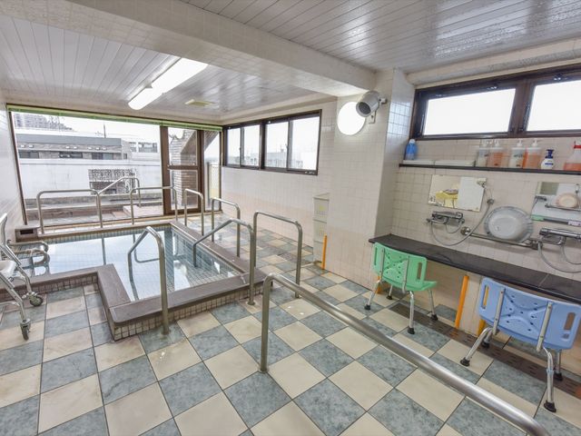 バリアフリー浴室設備 浴室 介助しやすい設計の明るい浴室です。手すりや座席が整っており、安心してご利用いただけます。