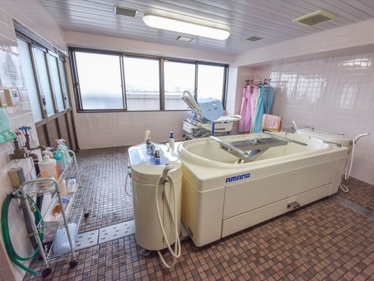 広々とした清潔な浴室 