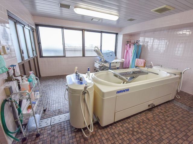 広々とした清潔な浴室 浴室 ゆったりとした空間のある清潔感のあふれる浴室です。利用者の安全と快適さを考えた設備が整っており、リラックスした時間を過ごせます。
