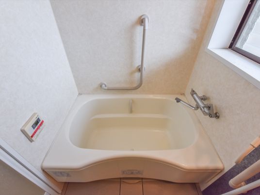  手すり付きの浴室 