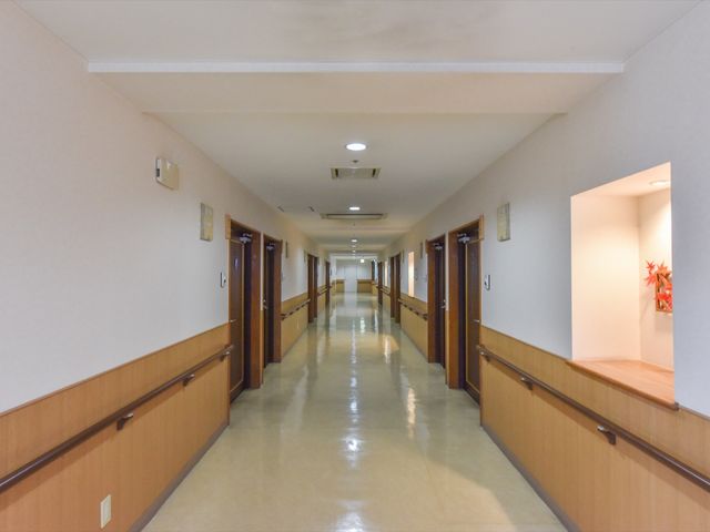 清潔感のある廊下 廊下 光が差し込む明るい廊下は、清潔で落ち着いた雰囲気が漂っており、訪れる方々をやすらぎで迎えます。