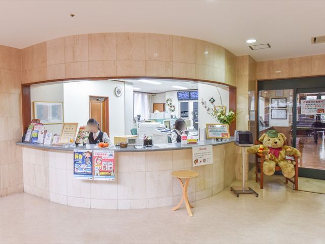 フロントの光景 受付  明るく広々としたフロントで、スタッフが丁寧に業務を行っています。くつろげる雰囲気の中で、訪れた方々を温かく迎え入れています。
