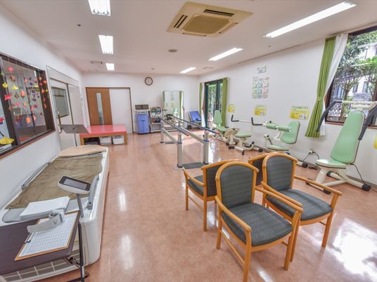  機能訓練室の明るい空間  