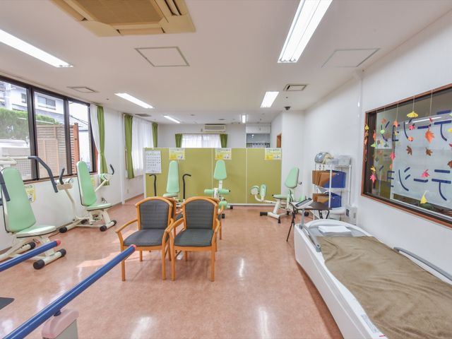 機能訓練器具と床が清潔な室内 機能訓練室 床が清潔で光が差し込む療養中の方々のための訓練スペースです。体を動かす機会を提供し、日々の健康維持に役立てています。