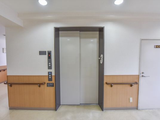  廊下にあるエレベーター  