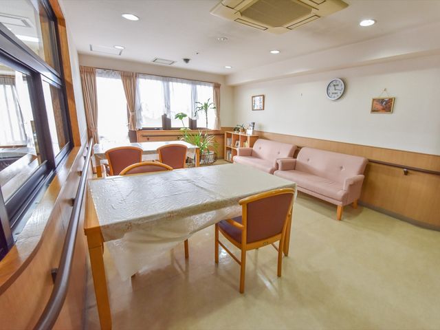 共用スペースの角部屋 共有スペース  ゆとりあるダイニングルームで心地よい時間を。ソファや植物が置かれた温かみのある空間です。