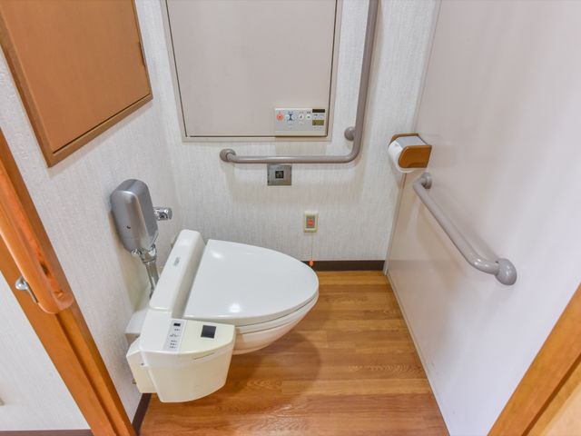 バリアフリートイレ トイレ 安全に配慮された手すり付きの清潔なトイレです。使いやすく、ゆとりを持てる設計で心地良い日々をサポートします。