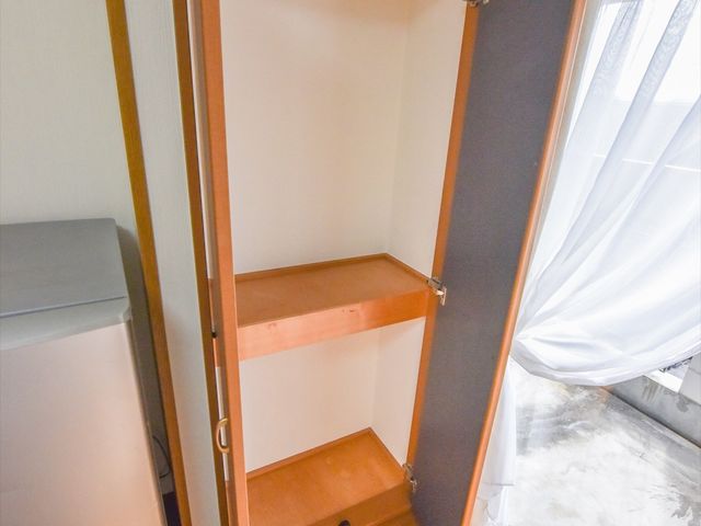 木製の洋室クローゼット 収納 整理しやすい洋室のクローゼットがあるため、私物をすっきりと収納してお過ごしいただけます。窓際で明るい採光も魅力的です。