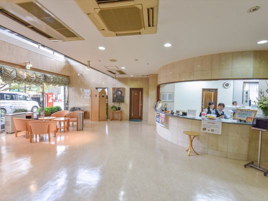 広々とした明るいロビー 