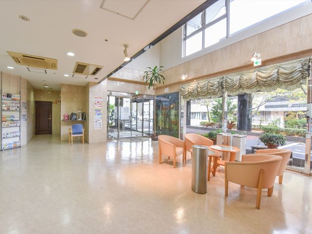 広々としたエントランスの様子 共有スペース  天井が高く、光が差し込む開放感のあるエントランスです。ここで来訪者を温かくお迎えすることができます。