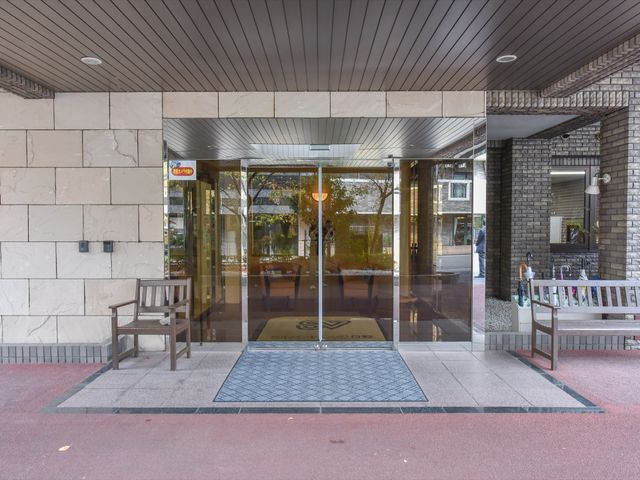 エントランスベンチと床 入口  清潔感のあるエントランスは、待ち合わせやひと息つくのに適したベンチが備え付けられています。