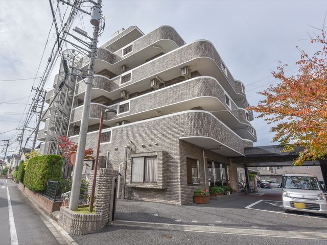 曲線的デザインの建物外観 外観 モダンで曲線的なフォルムが特徴の建物です。通りに面した位置にあり、アクセスも良好です。