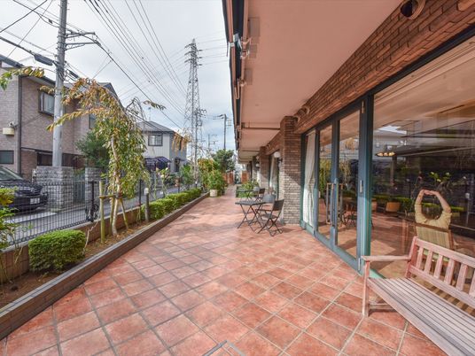  テラスで過ごす人々 