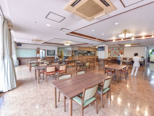  広々とした明るい食堂  