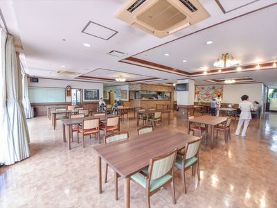 広々とした明るい食堂