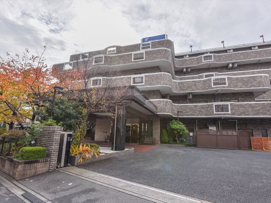  秋の装いのエントランス前  