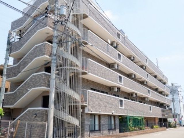 外観の建物全景 外観   ベージュ系の外壁とバルコニーが並ぶ、落ち着いた雰囲気の建物です。就業先の外観を確認したい方に参考になります。