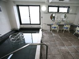 広々とした明るい浴室