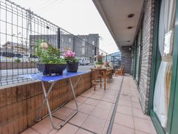 花とテーブルのある廊下