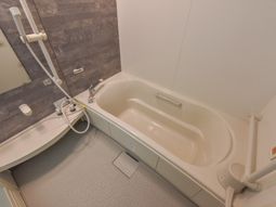 バリアフリー設計の浴室