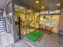 エントランスの明るい光景