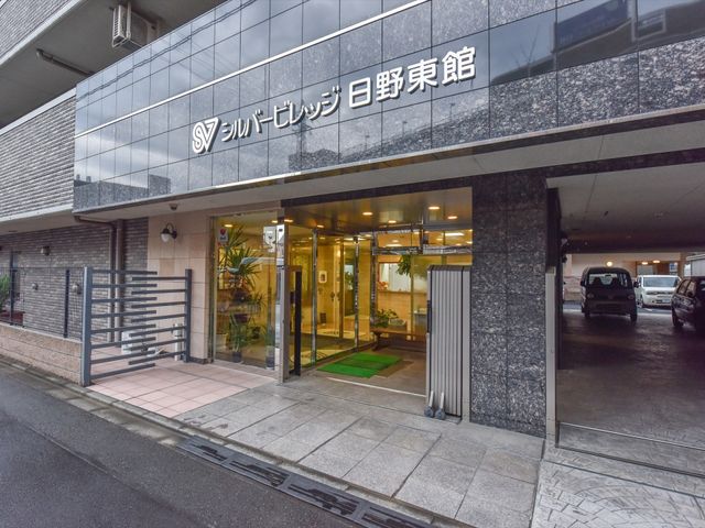 エントランスの様子 外観  ガラス張りのエントランスは開放感があって明るく、訪れる方を温かく迎え入れます。プロフェッショナルな環境での勤務に興味がある方に最適です。