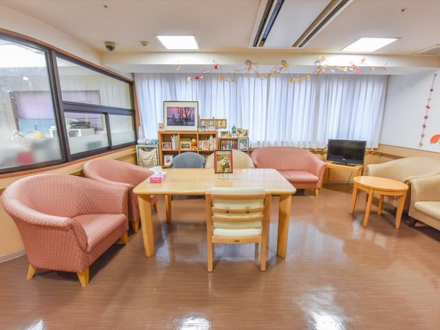 居心地の良い共有スペース 共有スペース  ゆったりとしたソファとテーブルが配された共有ラウンジです。利用者の方々の交流やリラックスの場としてご活用いただけます。