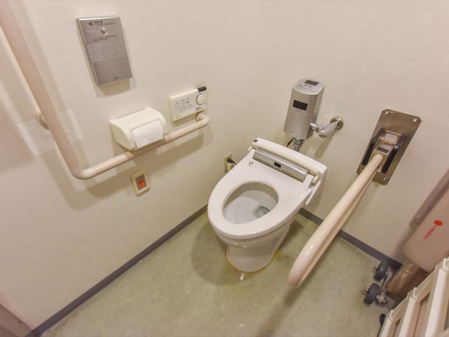 バリアフリー化されたトイレ トイレ 握りやすい手すりが設置された清潔なトイレです。利用者の安全と利便性を考えた設計になっており、安心してご利用いただけます。