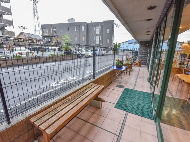 中庭のガラス越しの眺め テラス  ベンチが備えられた明るいテラスです。この開放感のあふれる空間で、穏やかな時間を過ごすことができます。