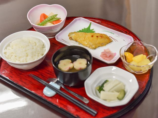 和風のお食事セット 食事  栄養バランスを考えた和食が並ぶお食事スペース。心温まる食事の時間を提供しております。