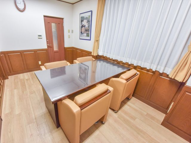 会議用の洗練された部屋 共有スペース  ゆったりとした椅子が配された落ち着いた雰囲気の空間です。集いや打ち合わせに適した設備が整っています。