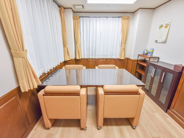 会議室の様子 共有スペース  ゆったりした空間の多目的室です。丸テーブルを囲み、コミュニケーションを取りながら業務に取り組むことができます。