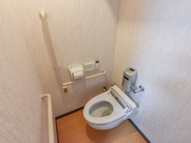 バリアフリートイレ トイレ 手すり付きで安全性に配慮したトイレ空間です。すべての方が安心してご利用いただけるよう設計されています。
