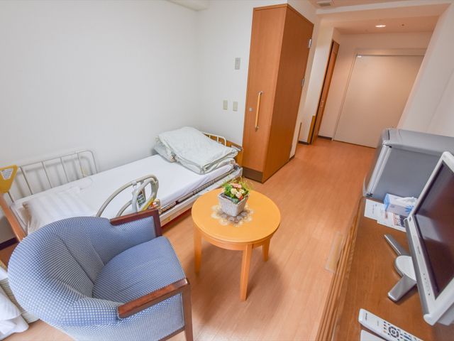 清潔な個室の居室 居室  広々とした個室は、日々の快適な生活を支える落ち着いた空間です。個々のニーズに応じた家具配置が可能になっています。
