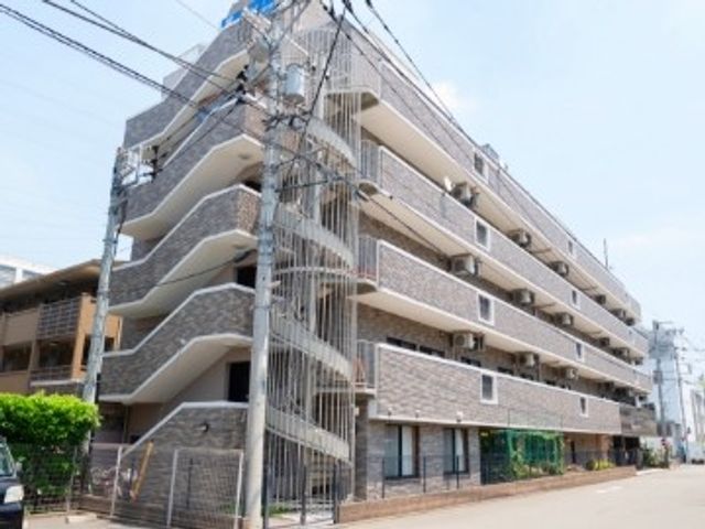 外観の建物正面 外観   明るい外観の建物で、複数階にベランダが並んでいます。エレベーター塔も見え、動線を意識したつくりに見えます。