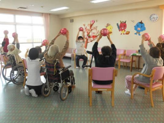 椅子に座った体操中の様子