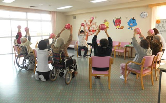 椅子に座った体操中の様子