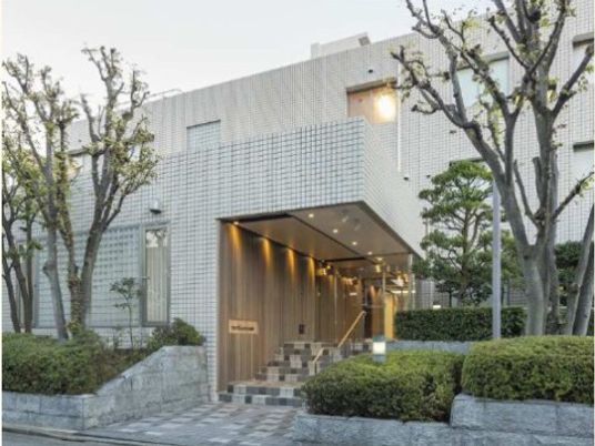 モダンな建物のエントランス