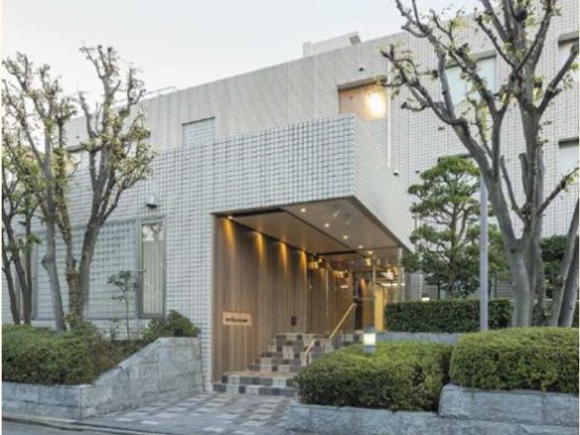 モダンな建物のエントランス 外観 清潔感のあふれるエントランスです。この明るく開放的な空間が、あなたの新たな職場となるかもしれません。