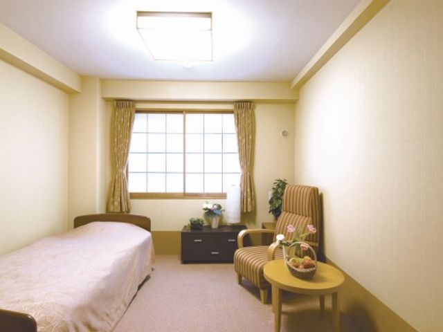 快適な個室空間 居室 ゆとりある居室で、一人ひとりのプライバシーが保たれ、落ち着いた時間をお過ごしいただけます。窓辺には植物が置かれ、温もりを感じる空間です。