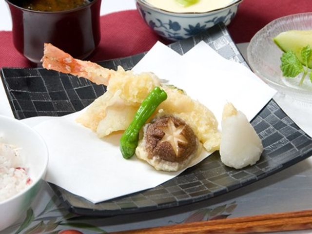 和食の美味しそうな料理 食事 栄養バランスを考えた和食メニューが提供されます。彩り鮮やかな料理で、毎日の食事も楽しみの一つです。