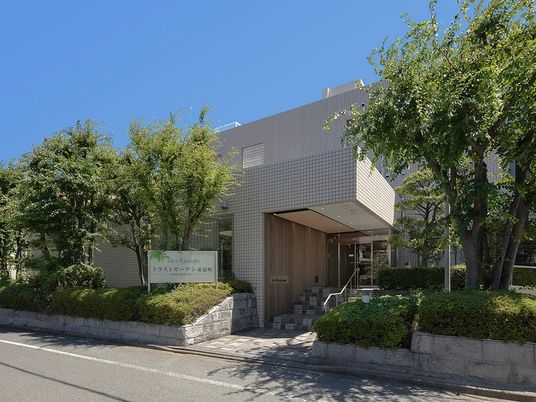 緑に囲まれた外観  
