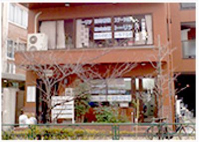 木々に囲まれた建物正面