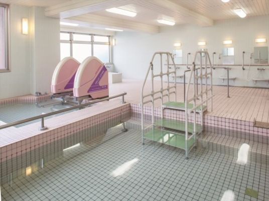 「ニチイホーム 稲城」の一般浴室。手すりを設けている。