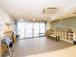 清潔感のある明るいエントランス