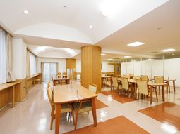 広々とした明るい食堂