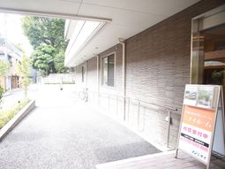 エントランスの明るい様子